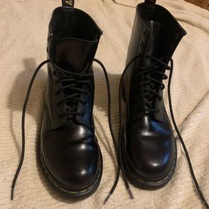 DR. MARTENS Original Black Women’s size 8 Worn Once